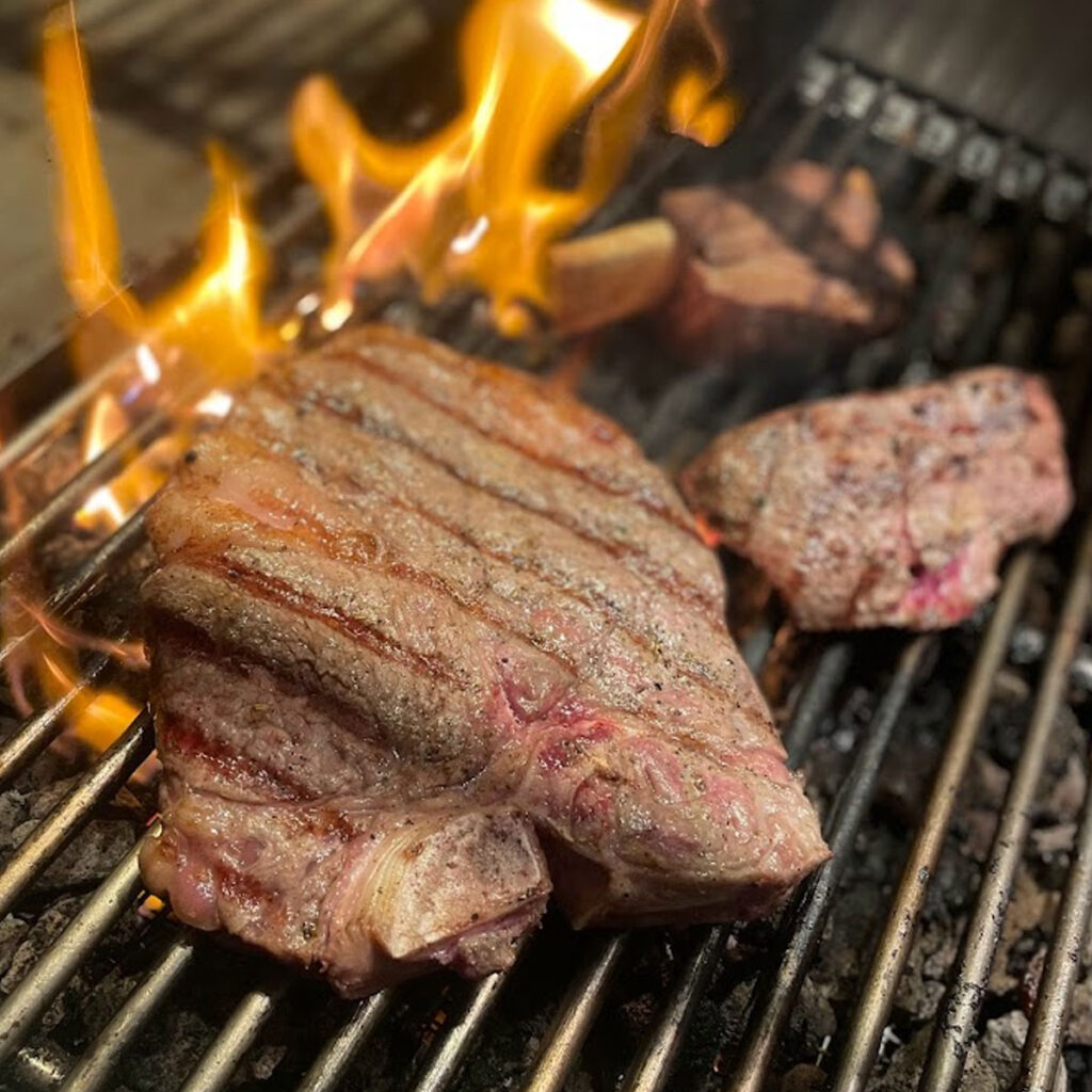 vlees op de grill bij de maaspoort