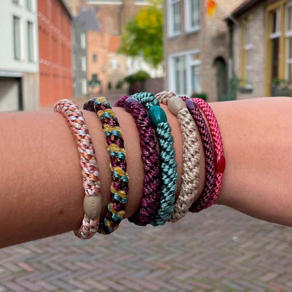 de kleurrijke armbanden van beaubeaucadeau